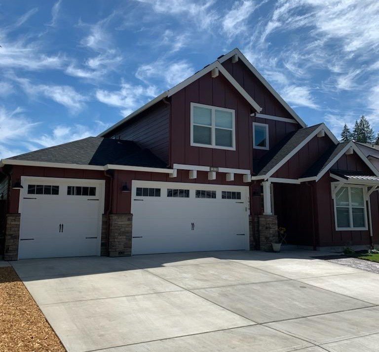 Finished roof installation on a Vancouver, WA craftsman home by Alfred's Roofing.