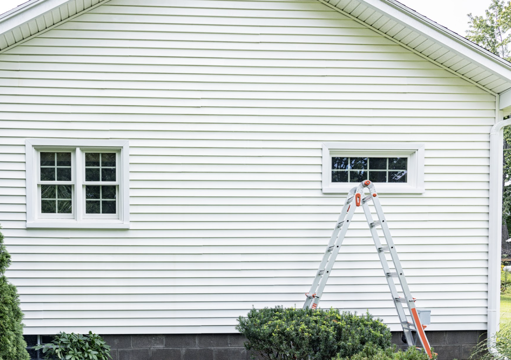 Ladder beside freshly installed white vinyl siding on a Battle Ground, WA home.